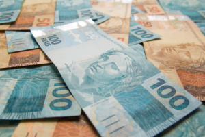 notas de 50 e 100 reais