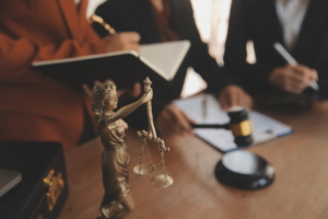 estátua da Justiça; advogados