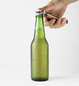 Quando ia abrir uma das garrafas, o consumidor percebeu a presença de material orgânico no líquido 