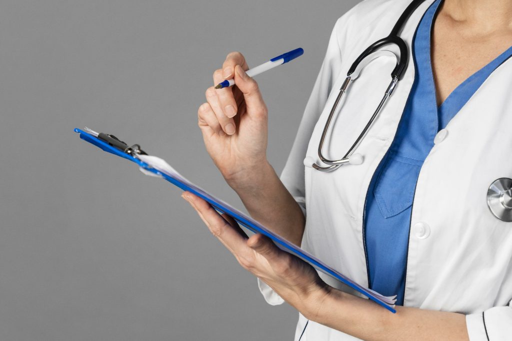 TRF-6 deu provimento à apelação de uma médica, reformando sentença que havia negado o abatimento de 1% mensal do saldo devedor do FIES