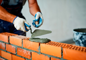 pedreiro construindo muro