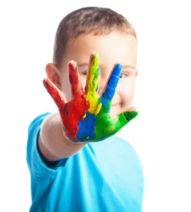 Crianças e adolescentes no espectro autista devem ter acompanhamento escolar de profissionais especializados.