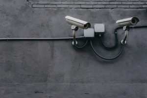 Câmeras de segurança instaladas por moradora violam privacidade de suas vizinhas, segundo TJ-MG.