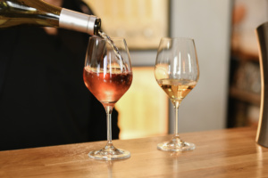 Taças de vinho rosé e branco
