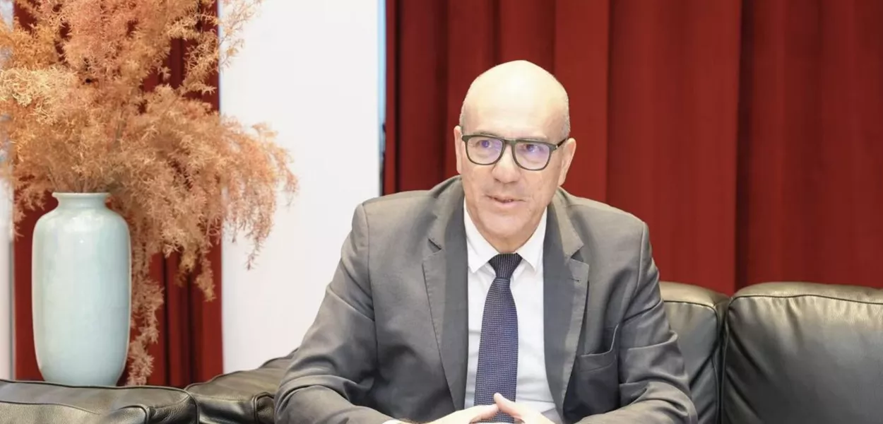 Julgador entendeu que supostas ofensas de Attuch contra Jones Manoel se deram nos limites da liberdade de expressão e negou queixa-crime