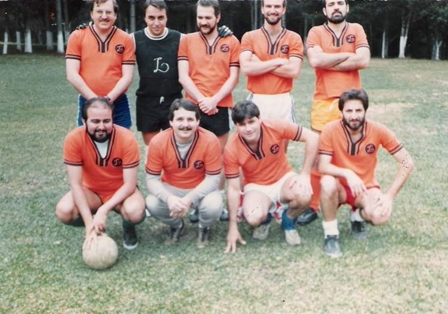 O ministro Edson Fachin durante partida de futebol