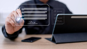 Homem assinando documento de forma eletrônica