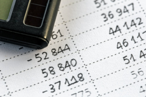 números escritos a mão e calculadora