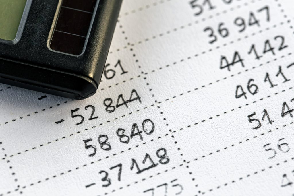 números escritos a mão e calculadora