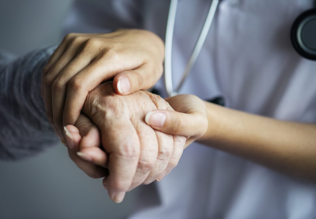 idosa-hospital-geriatra-geriatria-médico-consulta