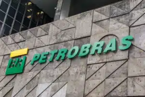 Logo da Petrobras na fachada do Edise, o edifício-sede da Petrobras no Rio de Janeiro