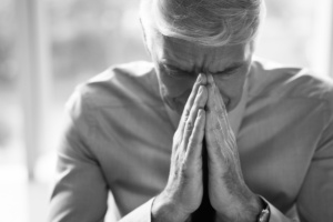 Idosa pagava réu para ajudar espiritualmente em problemas conjugais