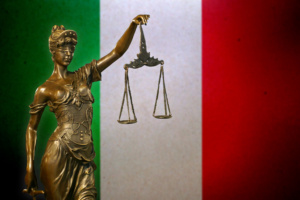estátua da Justiça em frente à bandeira da Itália