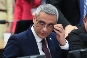 Gayer fez comentários com "linguagem inadequada, grosseira e deselegante"; projeto considerou que ele não feriu a liberdade de expressão