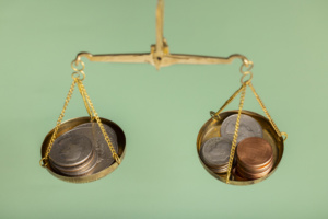 Balança com moedas dos dois lados