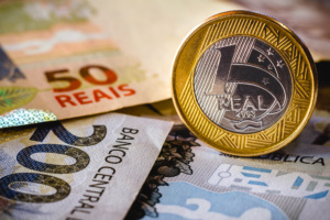 notas de 50 e 100 reais; moeda de 1 real