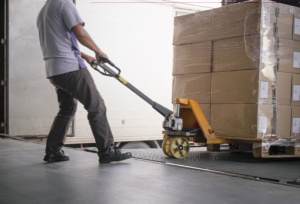 a receptação qualificada ocorre quando o produto ilícito é adquirido, conscientemente, para ser usado em atividade comercial ou industrial