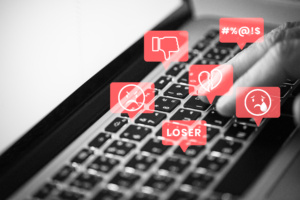 Vítima era alvo de gordofobia e humilhações públicas, configurando atos de cyberbullying, injúria e capacitismo