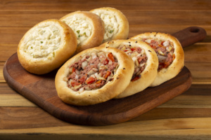 esfirras abertas de carne e de queijo