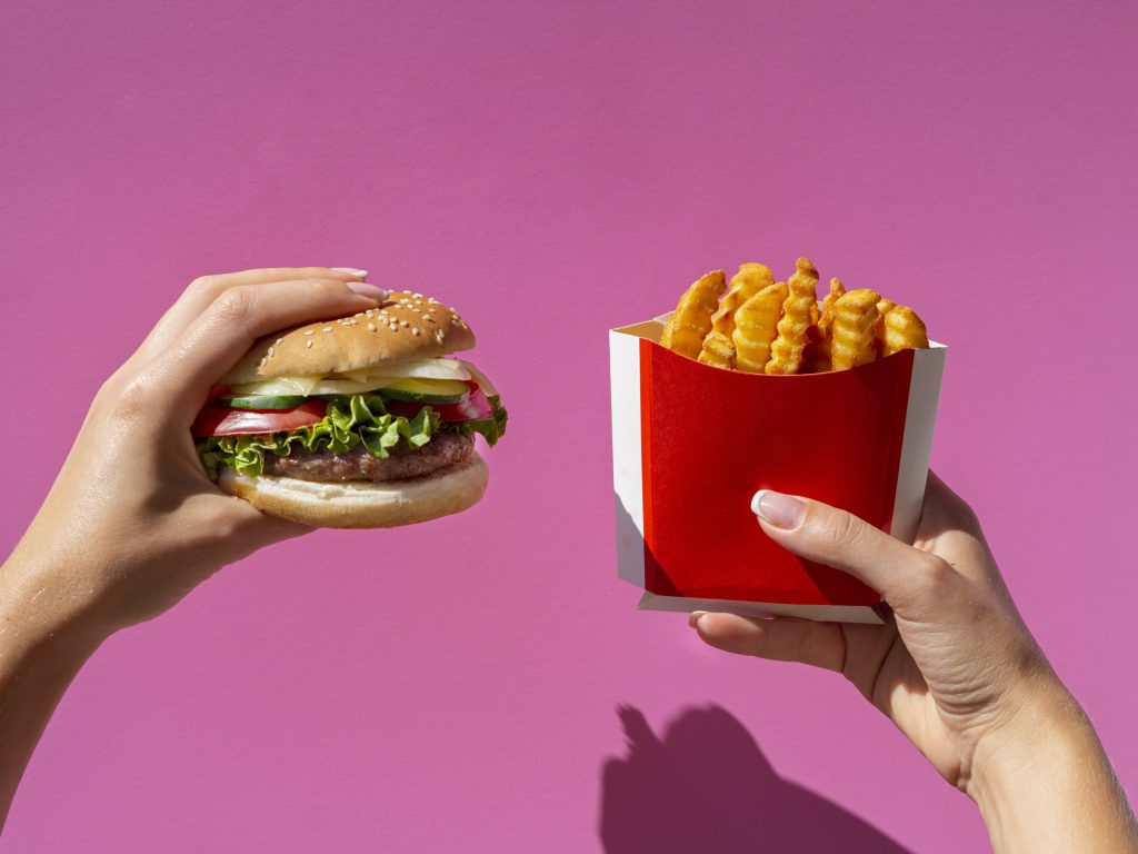 Restaurante oferecia lanches do cardápio para a alimentação dos funcionários, como hambúrguer, batata frita e refrigerante