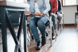 Formação em Direito segue sendo uma das mais procuradas por estudantes brasileiros e cursos se adequam aos tempos de IA