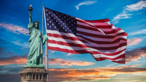 estátua da liberdade e bandeira dos Estados Unidos