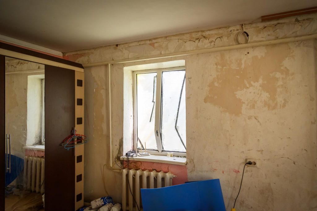apartamento destruído em ruínas mau estado imóvel