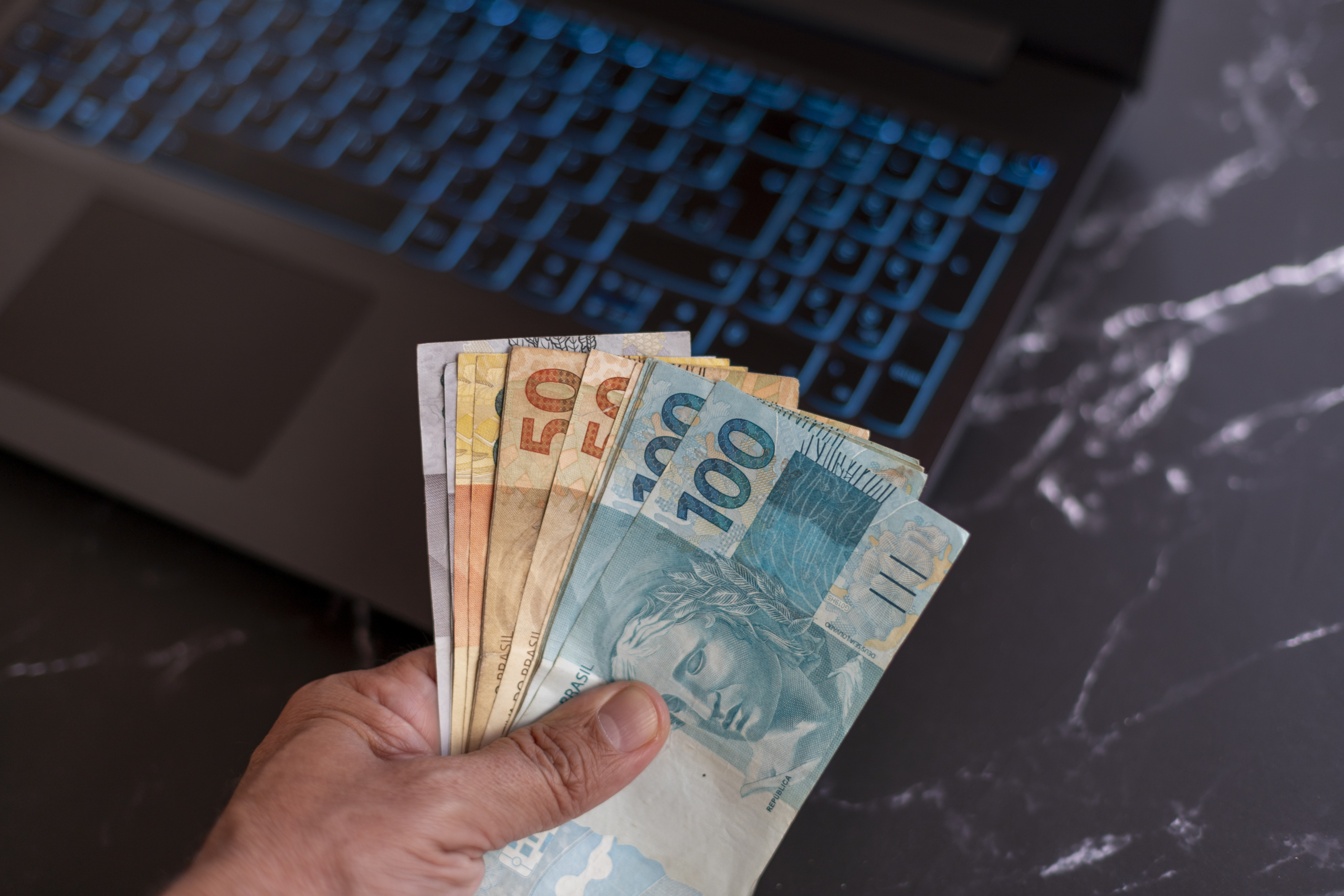 O acesso de estelionatários a dados sigilosos e internos do consumidor comprova falha na segurança e dever de indenizar dos bancos