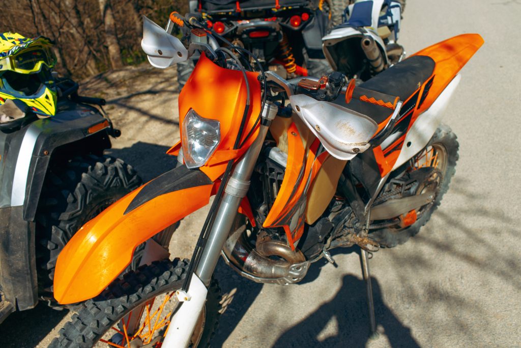 motocicleta laranja