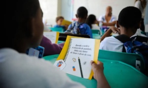 crianças em sala de aula de ensino básico