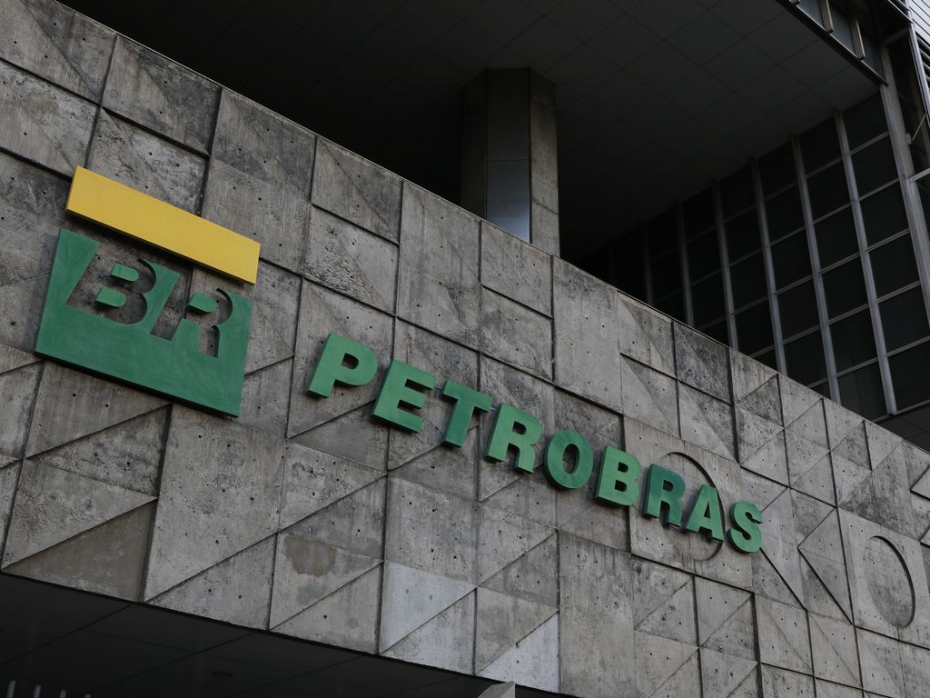 Logo da Petrobras na fachada do Edise, o edifício-sede da Petrobras no Rio de Janeiro