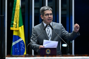 Randolfe Rodrigues, relator do projeto