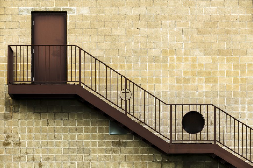 Durante a obra, a empresa construiu três escadas apoiadas no muro divisório