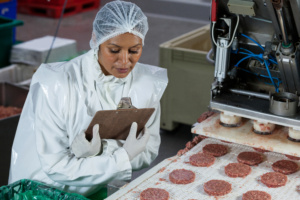 Mulher trabalhando em frigorífico