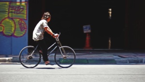 Ciclista sofreu escoriações leves