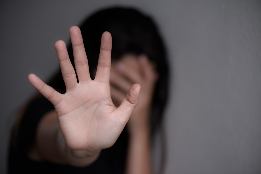 mulher desfocada, fazendo sinal de pare com a mão