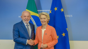 O presidente Luiz Inácio Lula da Silva e a presidente da Comissão Europeia, Ursula von der Leyen, em encontro na ONU. Especialistas acreditam que acordo assinado entre UE e Mercosul deve aumentar pedidos de patentes no Brasil.