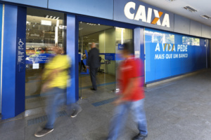 O direito de petição do trabalhador para reivindicar o FGTS em dia não se subordina a um negócio jurídico realizado entre o empregador e terceiros