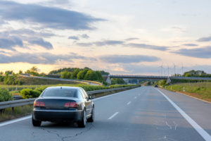 carro automóvel veículo na estrada