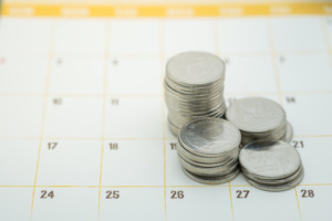 moedas sobre calendário