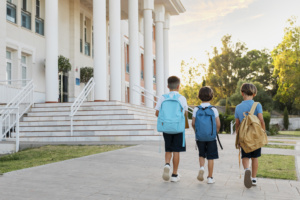 alunos entrando na escola