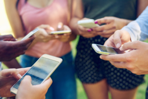 grupo de meninas com celulares em mãos