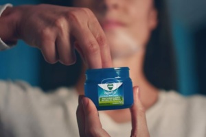 mulher usando vick vaporub