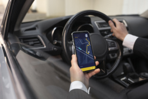 Plataforma foi condenada a indenizar usuária que teve o celular e o cartão apropriados indevidamente por um motorista após uma corrida