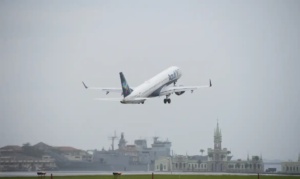 avião da azul em decolagem