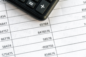 Calculadora e lista de valores em papel