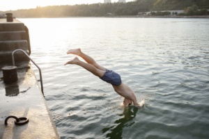 homem nadando nadar lago mergulho'