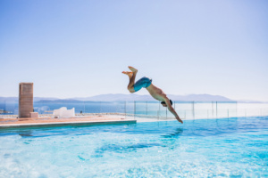 homem, pulando, piscina