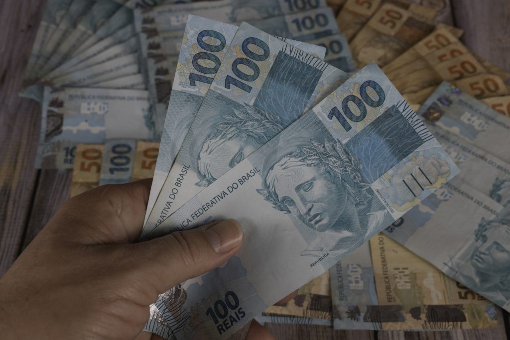 Juíza absolveu 12 réus (três empresários e nove policiais civis) das acusações de tentativa de lavagem de dinheiro e porte ilegal de arma