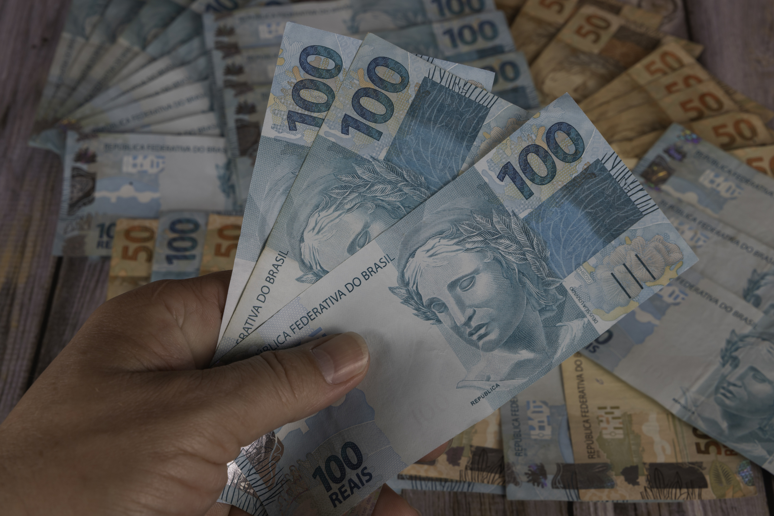Juíza absolveu 12 réus (três empresários e nove policiais civis) das acusações de tentativa de lavagem de dinheiro e porte ilegal de arma